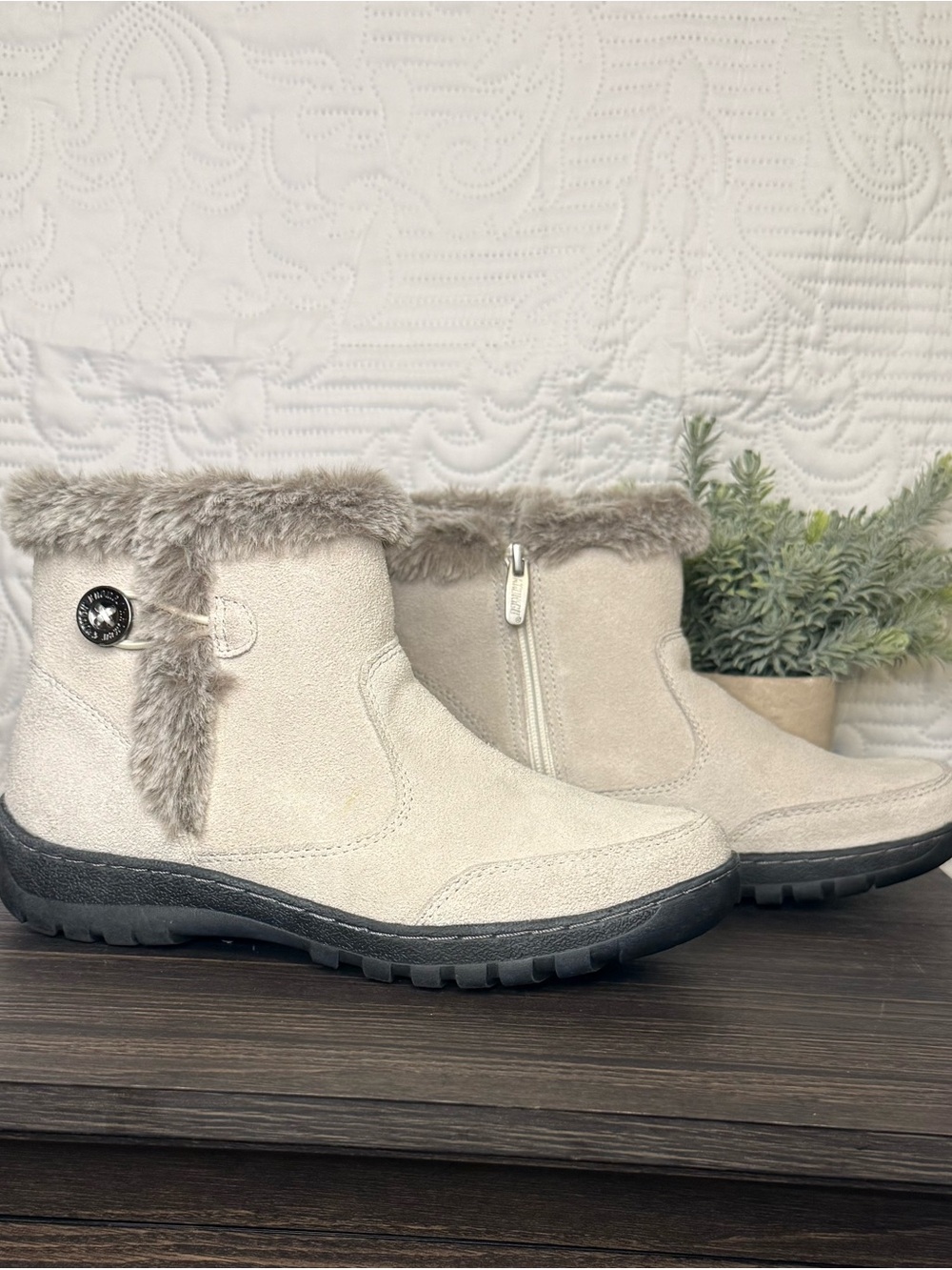 Khombu Iris Cream Faux Fur All-Weather Winter Boots Size 8